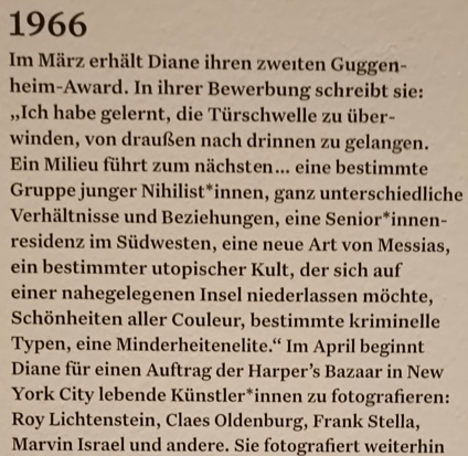 Bildtafel mit Text zum Leben und wirken von Diane Arbus, 1966