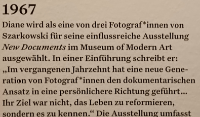 Bildtafel mit Text zum Leben und wirken von Diane Arbus, 1967